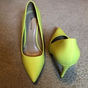 Yellow pointed toe Pumps / Heels